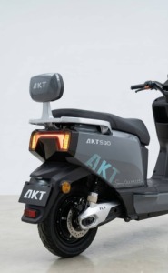 AKT S90 2000W电动滑板车 – 72V 26Ah石墨烯电池
