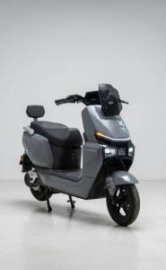 AKT S90 2000W电动滑板车 – 72V 26Ah石墨烯电池