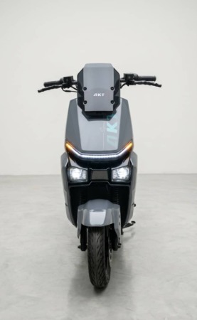 AKT S90 2000W Electric Scooter – 72V 26Ah Graphene Battery