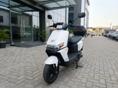 AKT 1500W 电动摩托车 – 72V 26Ah 天能石墨烯电池